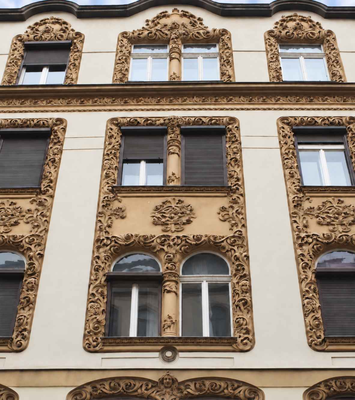 A Dembinszky utca 18. homlokzata ma, dúsan faragott, növényi díszítésű ablakkeretekkel