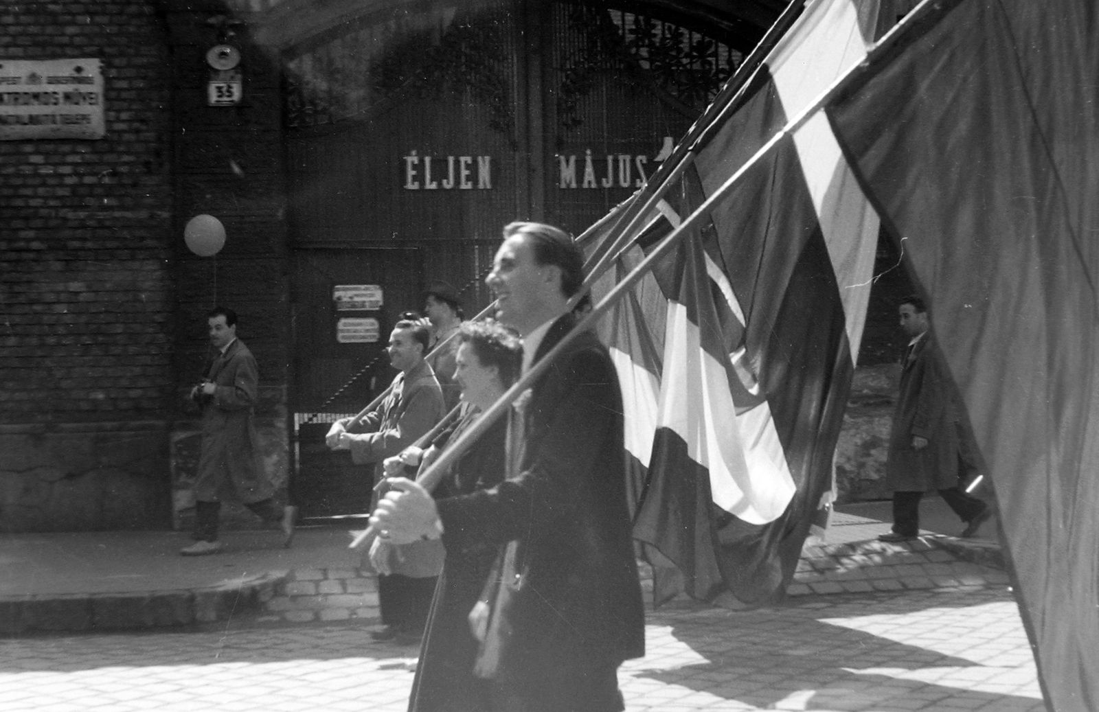 Felvonulók a Dembinszky utca 35. előtt, 1958